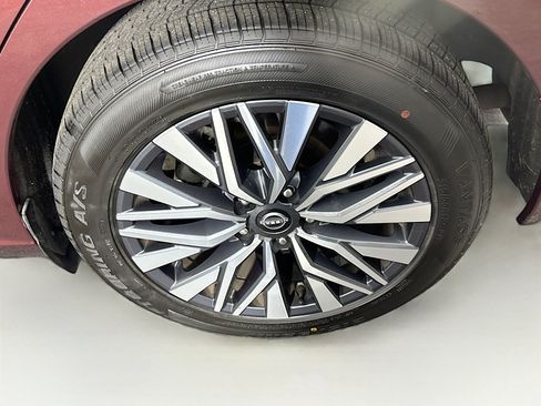 Used 2025 Nissan Altima 2.5 SV FWD image 11