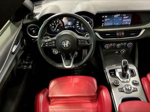 Used 2022 Alfa Romeo Stelvio Veloce AWD/4WD image 5