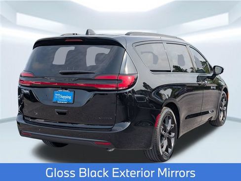 New 2027 Chrysler Pacifica Limited FWD image 6