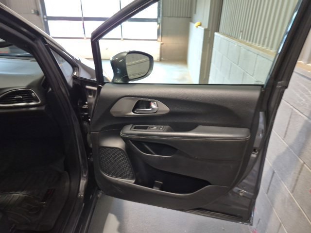 Used 2020 Chrysler Pacifica Touring-L AWD/4WD image 23