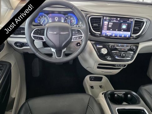 Used 2024 Chrysler Pacifica Touring-L FWD image 11