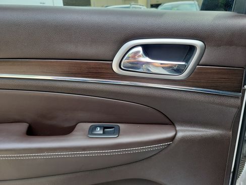 Used 2018 Jeep Grand Cherokee Overland AWD/4WD image 12