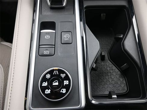 Used 2025 Nissan Pathfinder SL image 9