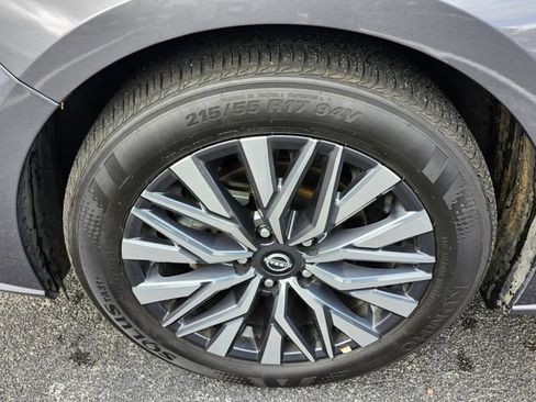 Used 2025 Nissan Altima 2.5 SV FWD image 17
