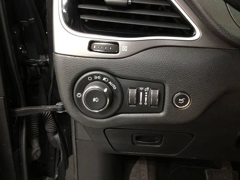 Used 2019 Jeep Cherokee Limited AWD/4WD image 12