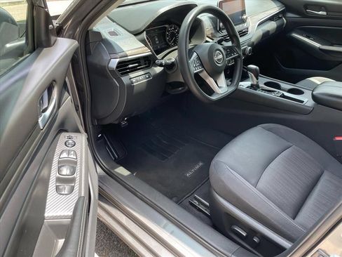 Used 2025 Nissan Altima 2.5 SV FWD image 6