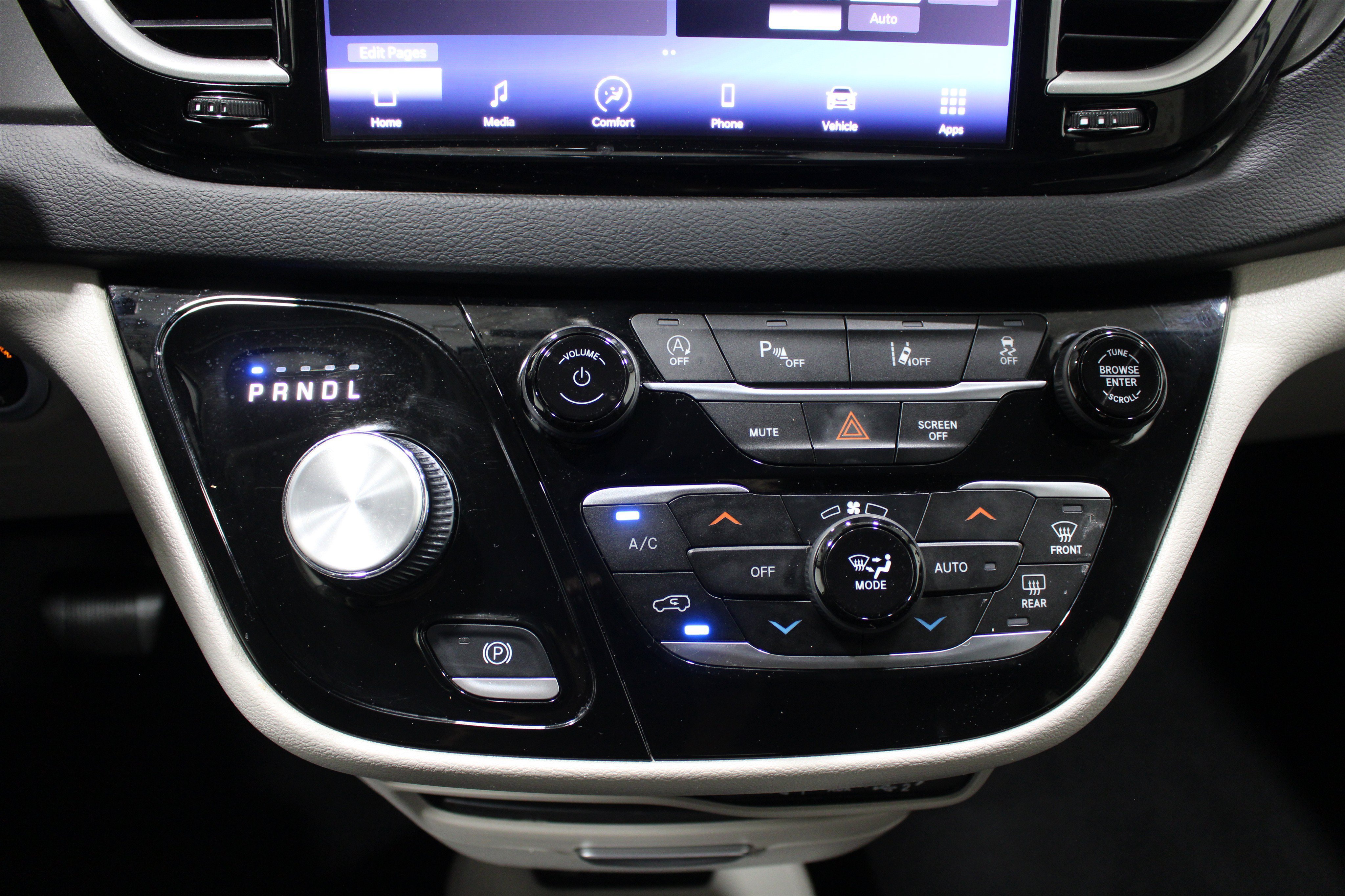Used 2023 Chrysler Pacifica Touring-L FWD image 17