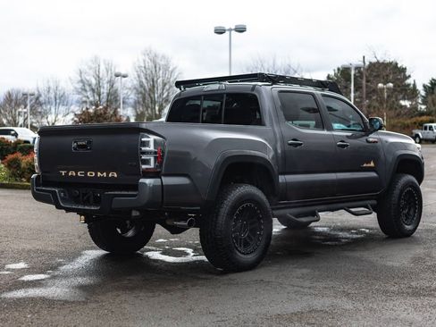 Used 2016 Toyota Tacoma TRD Sport image 10