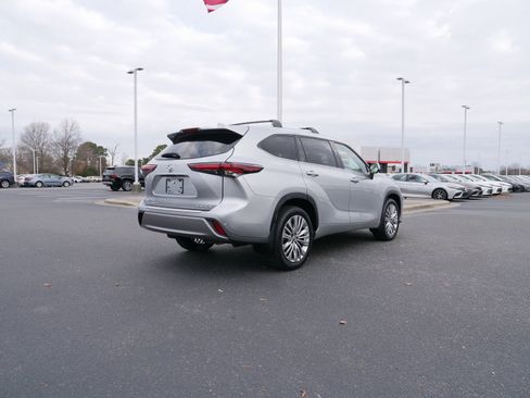 Used 2024 Toyota Highlander Platinum image 3