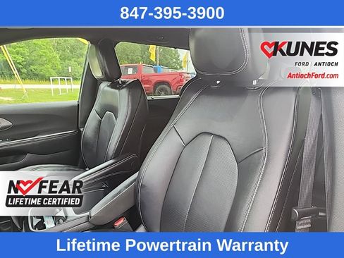 Used 2025 Chrysler Pacifica Select FWD image 17