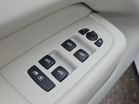 Used 2025 Volvo XC60 T8 Plus w/ Protection Package Premier image 21