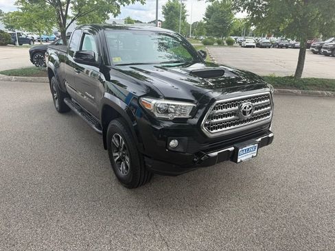 Used 2017 Toyota Tacoma TRD Sport w/ Tow Package (A/T) AWD/4WD image 6