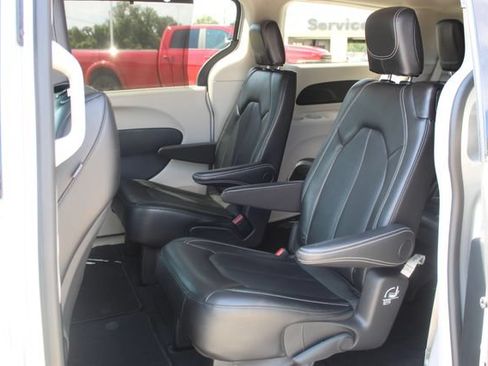 Used 2024 Chrysler Pacifica Touring-L FWD image 24
