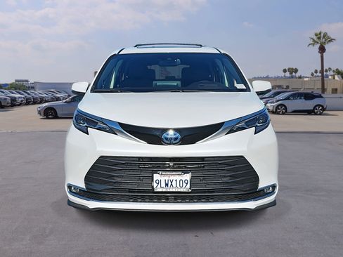 Used 2024 Toyota Sienna Platinum image 2