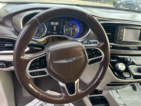 Used 2017 Chrysler Pacifica Touring-L image 12