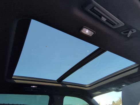 Used 2022 Cadillac Escalade ESV Premium Luxury AWD/4WD image 23