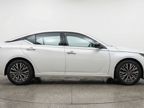 Used 2025 Nissan Altima 2.5 SV FWD image 11