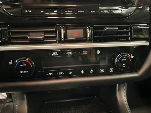 Used 2025 Nissan Pathfinder SL AWD/4WD image 19