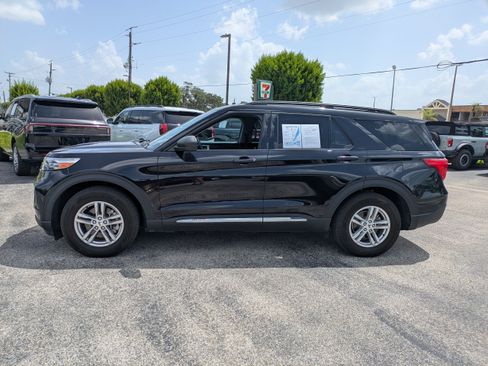 Used 2024 Ford Explorer XLT RWD image 7