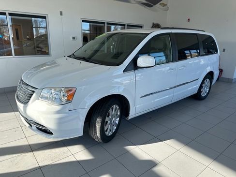 Used 2016 Chrysler Town & Country Touring image 3