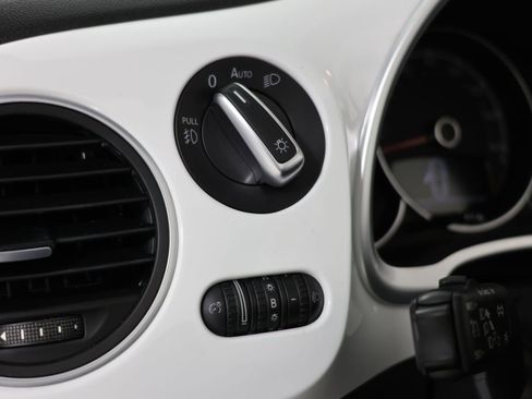 Used 2019 Volkswagen Beetle 2.0T SE FWD image 21