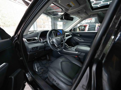 Used 2023 Toyota Highlander XLE image 8