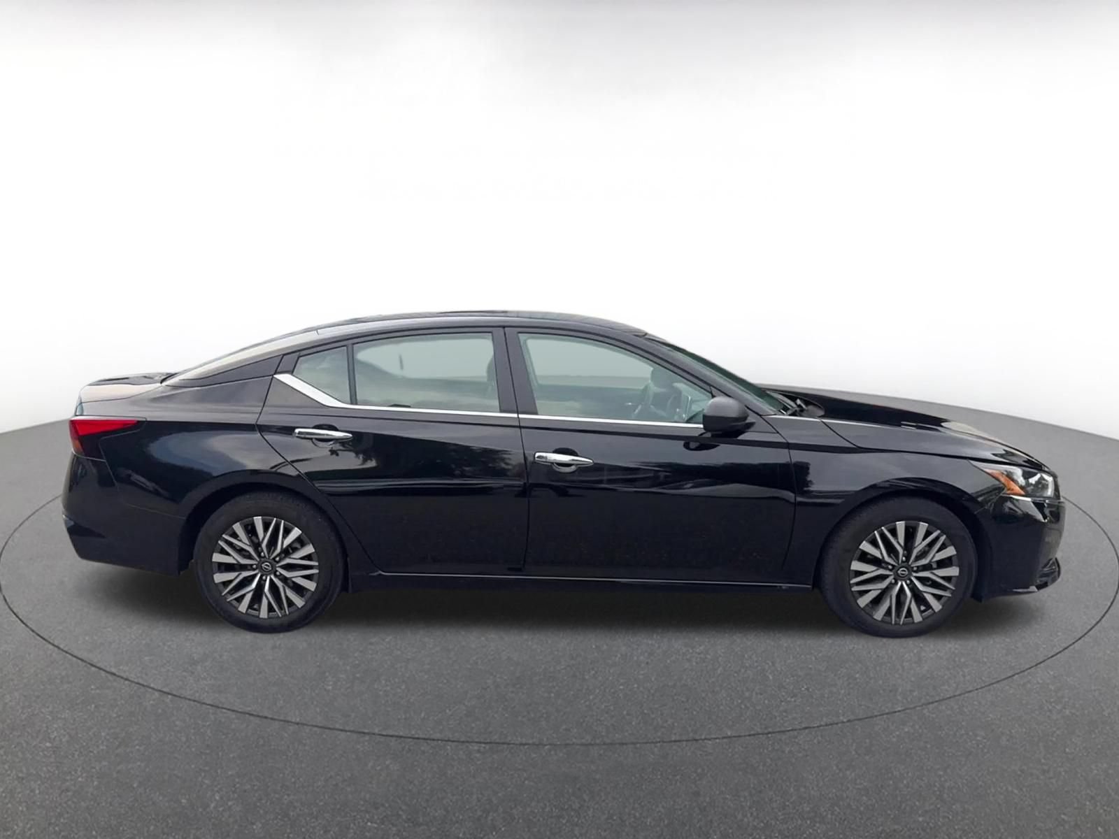 Used 2025 Nissan Altima 2.5 SV FWD image 15
