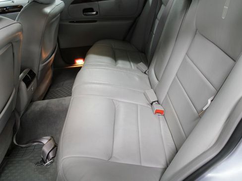 Used 2002 Lincoln Town Car Executive image 17