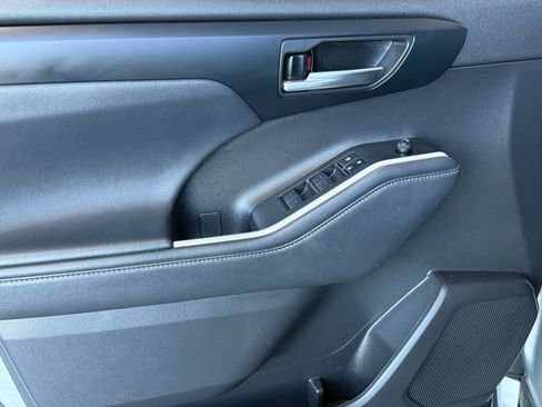 Used 2022 Toyota Highlander XLE image 18