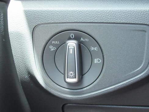 Used 2022 Volkswagen Atlas Cross Sport SE FWD image 21