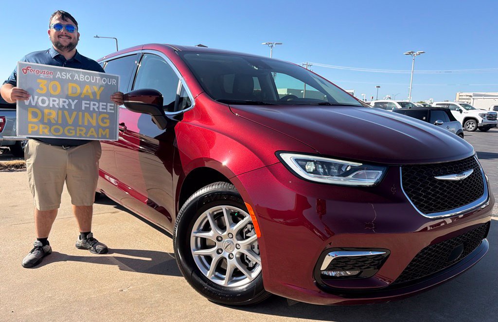 Used 2023 Chrysler Pacifica Touring-L FWD image 1