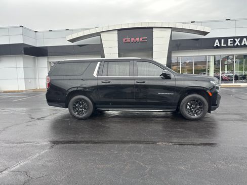 Used 2023 Chevrolet Suburban LT AWD/4WD image 2