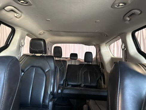 Used 2023 Chrysler Pacifica Touring-L FWD image 31