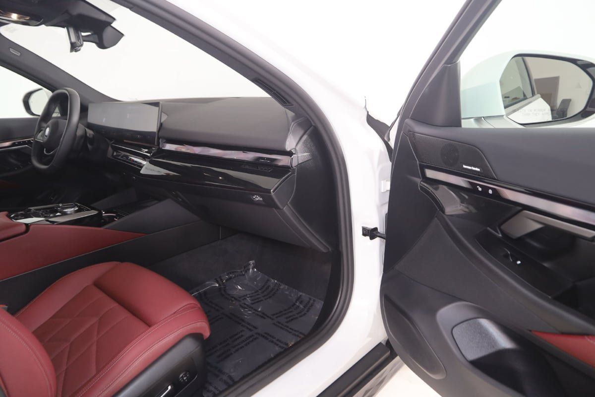 Used 2024 BMW i5 eDrive40i w/ Convenience Package RWD image 38