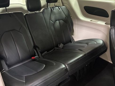 Used 2023 Chrysler Pacifica Touring-L image 33