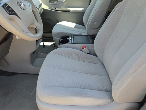 Used 2013 Toyota Sienna LE FWD image 11