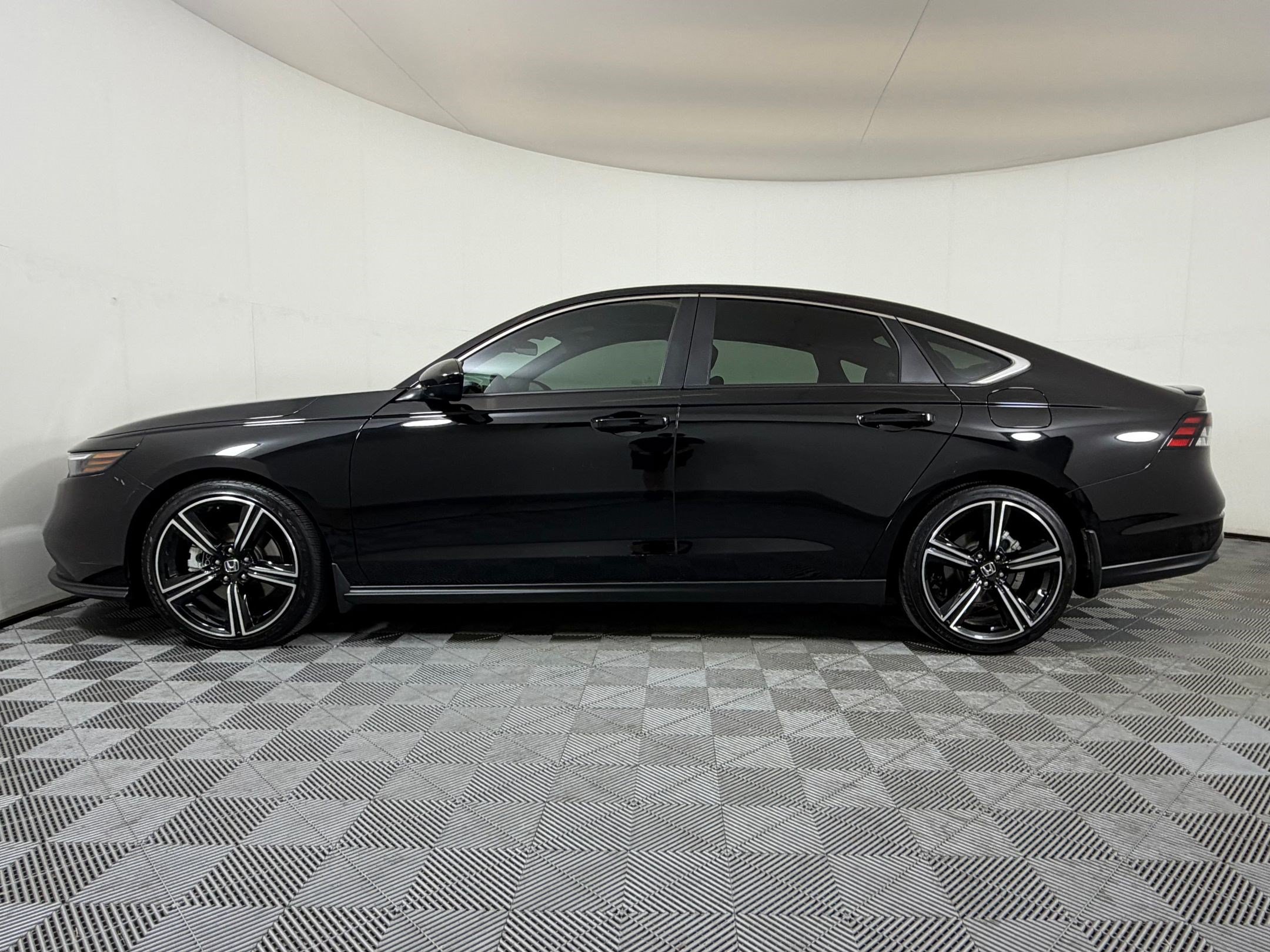 Used 2025 Honda Accord Sport image 2