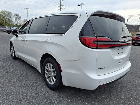 Used 2023 Chrysler Pacifica Touring-L FWD image 5