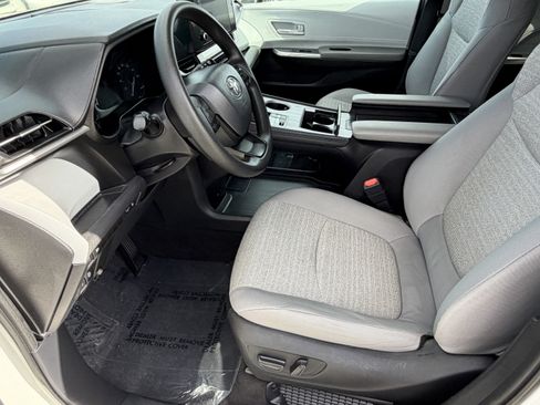 Certified 2025 Toyota Sienna LE FWD image 27