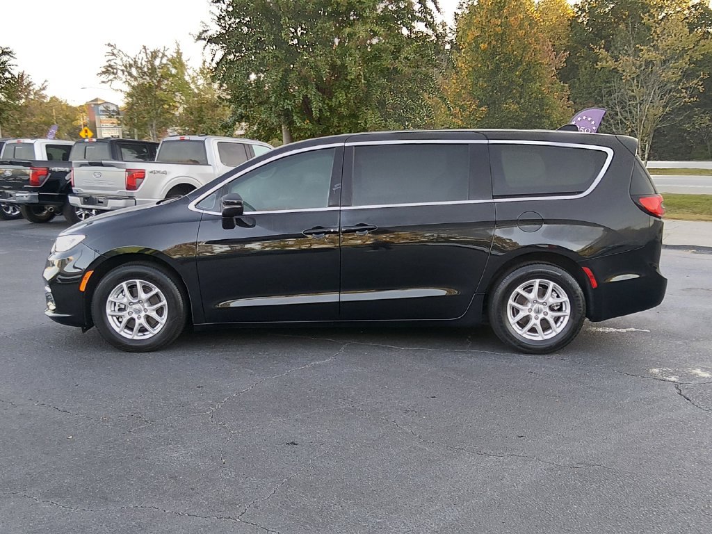 Used 2023 Chrysler Pacifica Touring-L FWD image 7