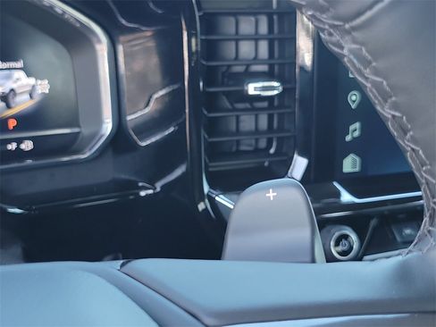 Used 2025 Chevrolet Silverado 1500 ZR2 w/ Technology Package image 9