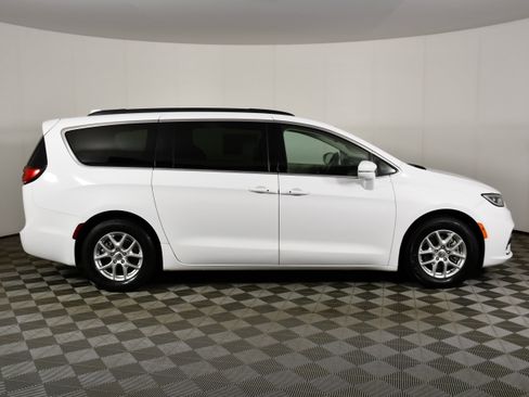 Used 2022 Chrysler Pacifica Touring-L FWD image 5