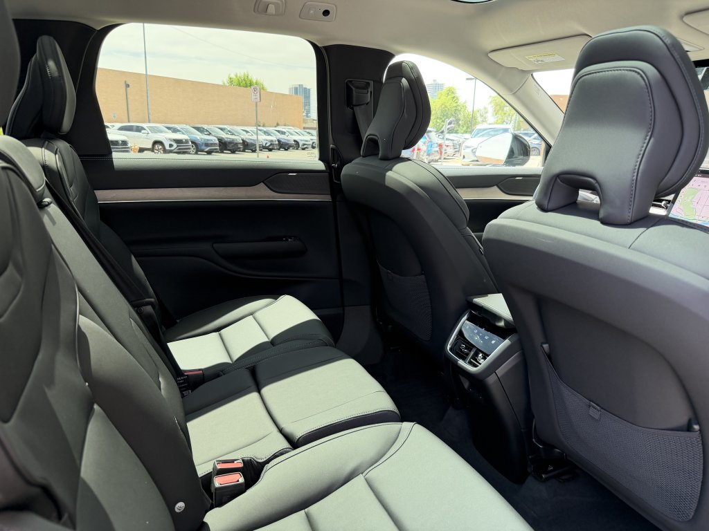 Used 2025 Volvo EX90 Plus AWD/4WD image 38
