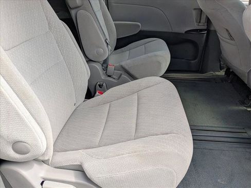 Used 2017 Toyota Sienna LE image 19