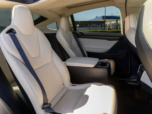 Used 2018 Tesla Model X 75D image 4