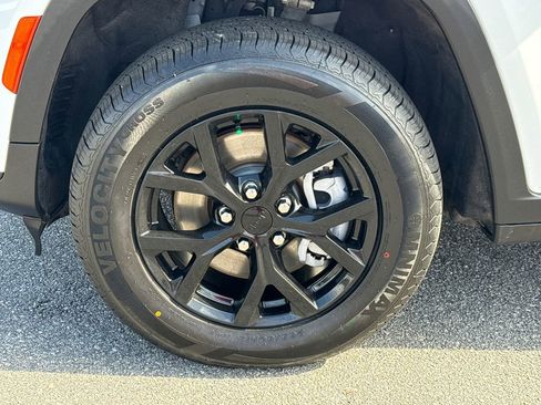 Used 2024 Jeep Grand Cherokee L Laredo image 11