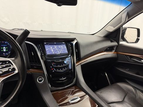 Used 2017 Cadillac Escalade ESV Luxury image 21