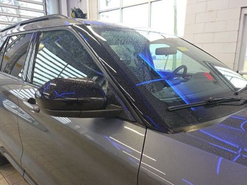 Used 2022 Ford Explorer XLT w/ Equipment Group 202A image 5