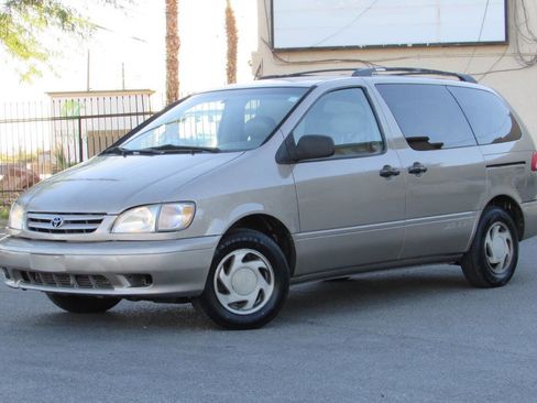 Used 2001 Toyota Sienna LE image 3