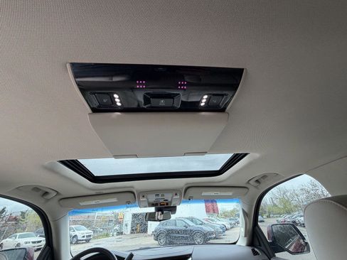 Used 2017 Cadillac Escalade Luxury AWD/4WD image 29